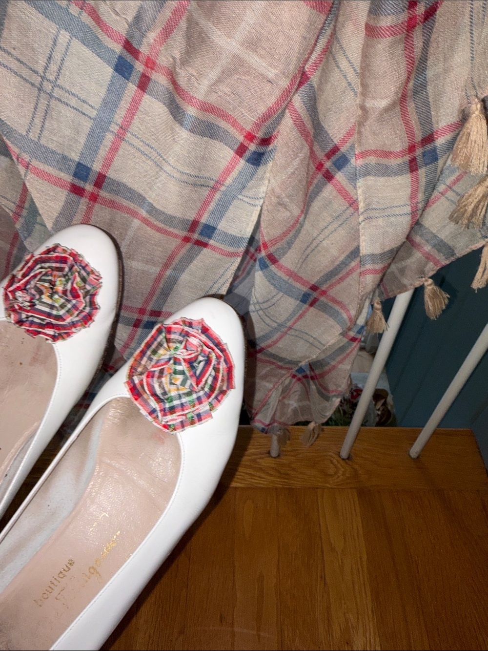 Source Unknown White Ballet Flats with Multicolor Floral Applique With Scarf